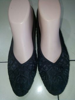Shopaholic Sepatu Bordir Etnik Polos Hitam Size 36