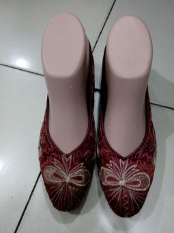 Shopaholic Sepatu Bordir Etnik Pita Merah Size 36