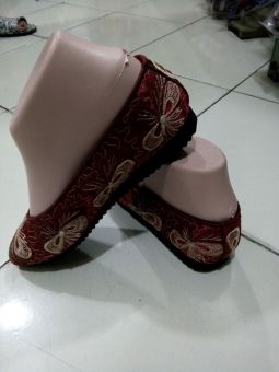 Shopaholic Sepatu Bordir Etnik Pita Merah Size 38