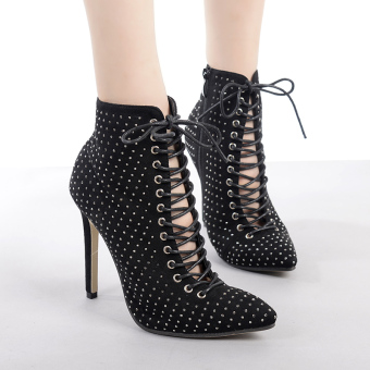 Perempuan di Eropa menunjuk ujung belati fashion sepatu bot heels tinggi dengan berlian imitasi  