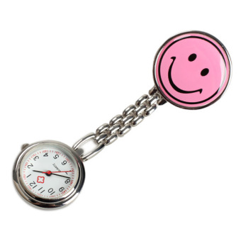 Arloji Quartz dengan liontin bros bergambar wajah yang tersenyum, warna merah muda  
