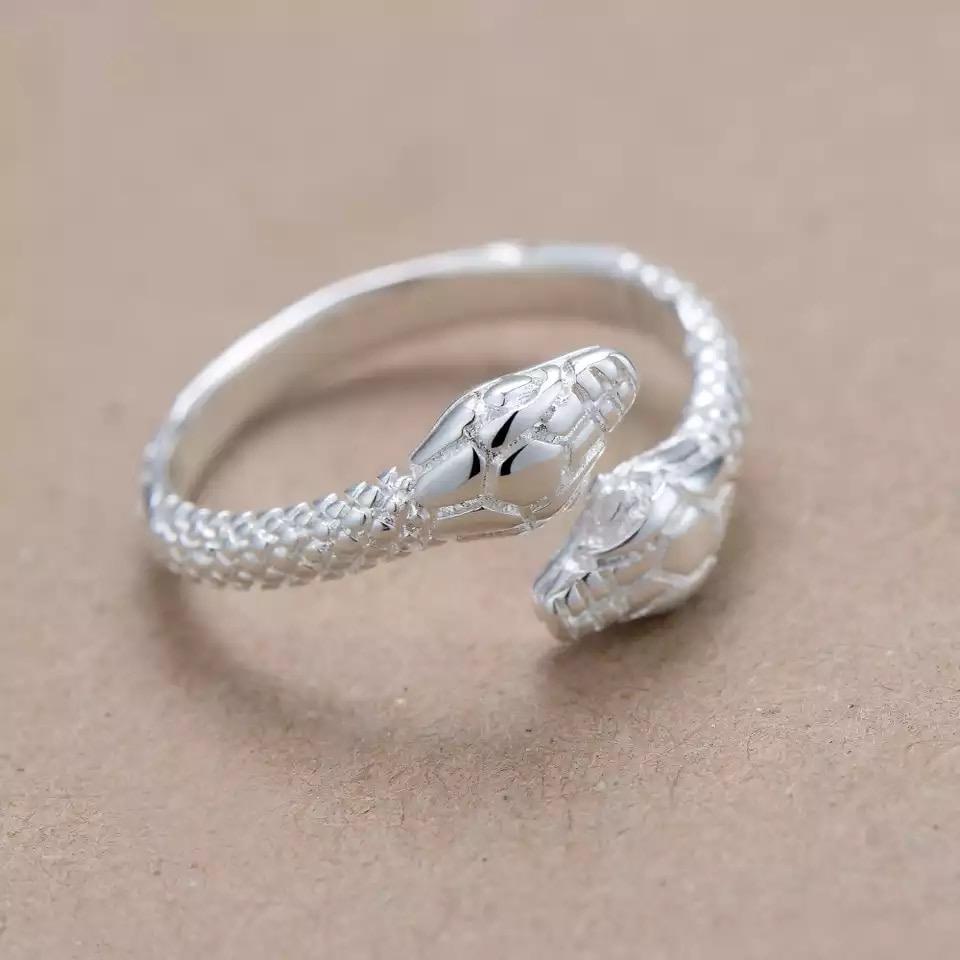 Cincin Ular Wanita Unik / Cincin Wanita Model Ular Melingkar Good Quality - Cincin Kepala Ular Untuk Perempuan Keren Unik Anti Karat / Cincin Fashion Ular Cewek Warna Silver Perak Cantik / Snake Ring For Women Import