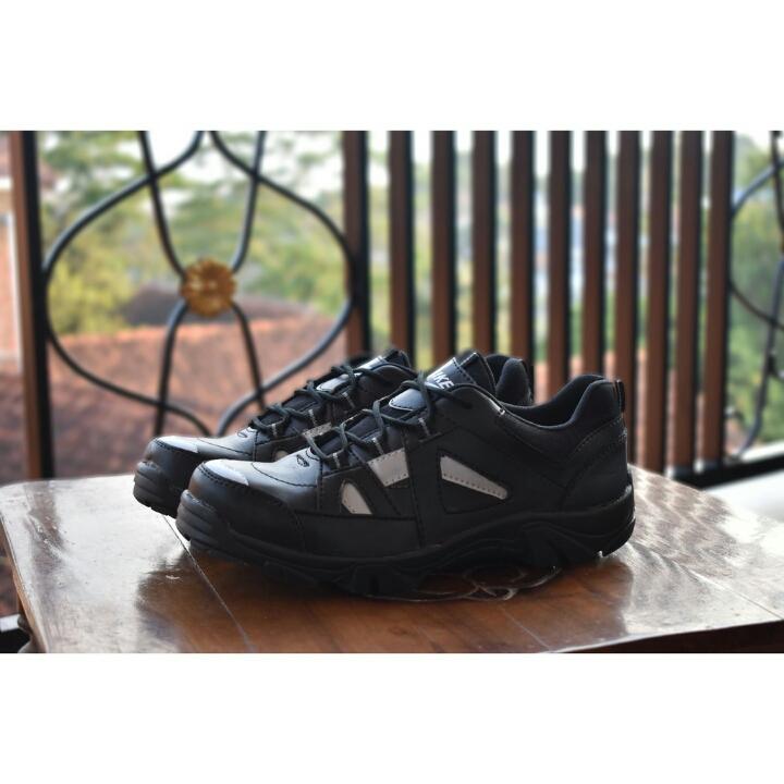 sepatu nike low boots sol delta warna coklat dan hitam bagus buat touring ke gunung untuk pria FREE KAOS KAKI!!!