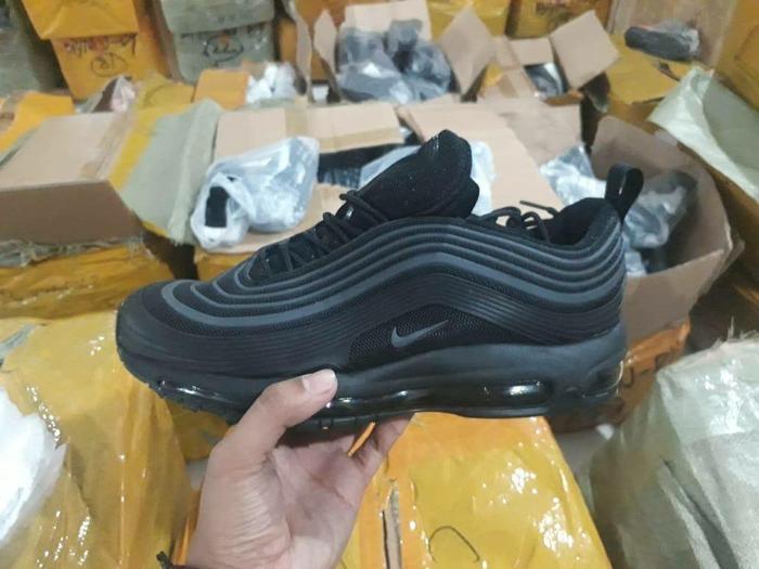 Sepatu Sneakers Nike Airmax 97 Full Black / sepatu gaya / sepatu murah / sepatu jogging / sepatu keren / sneaker / sepatu diskon / sepatu olahraga / sepatu lari / sepatu / sepatu ori / sepatu gaya / sepatu casual / sepatu futsal / sepatu hits
