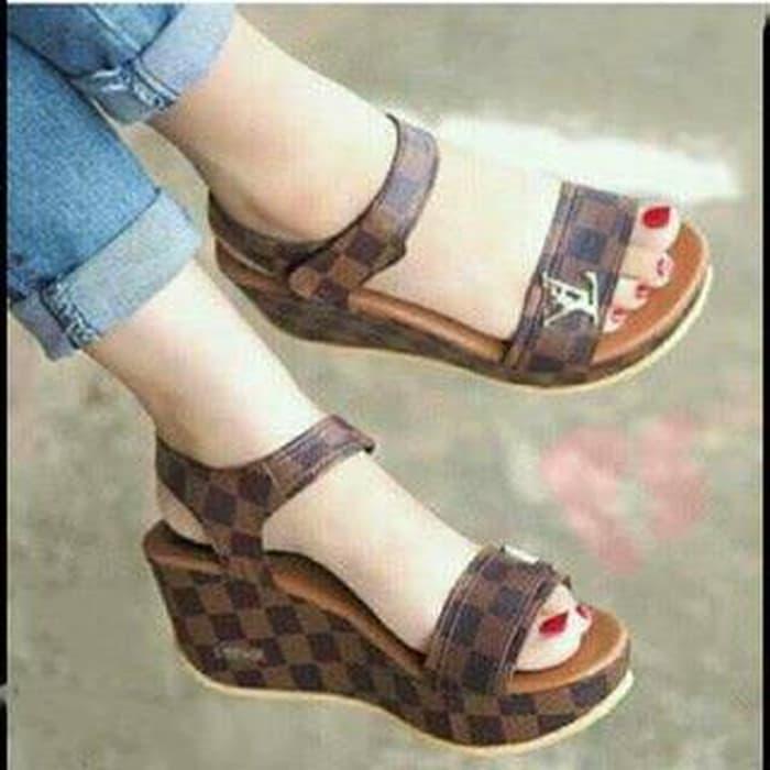 Sepatu wanita sneakers/Sepatu wanita heels/Sepatu wanita flat/Sepatu wanita wedges/Sepatu wanita murah/Sepatu wanita kickers/Sepatu wanita import/Sepatu wanita high heels/Sepatu wanita putih Sepatu Sandal Wedges Wanita LV WG15