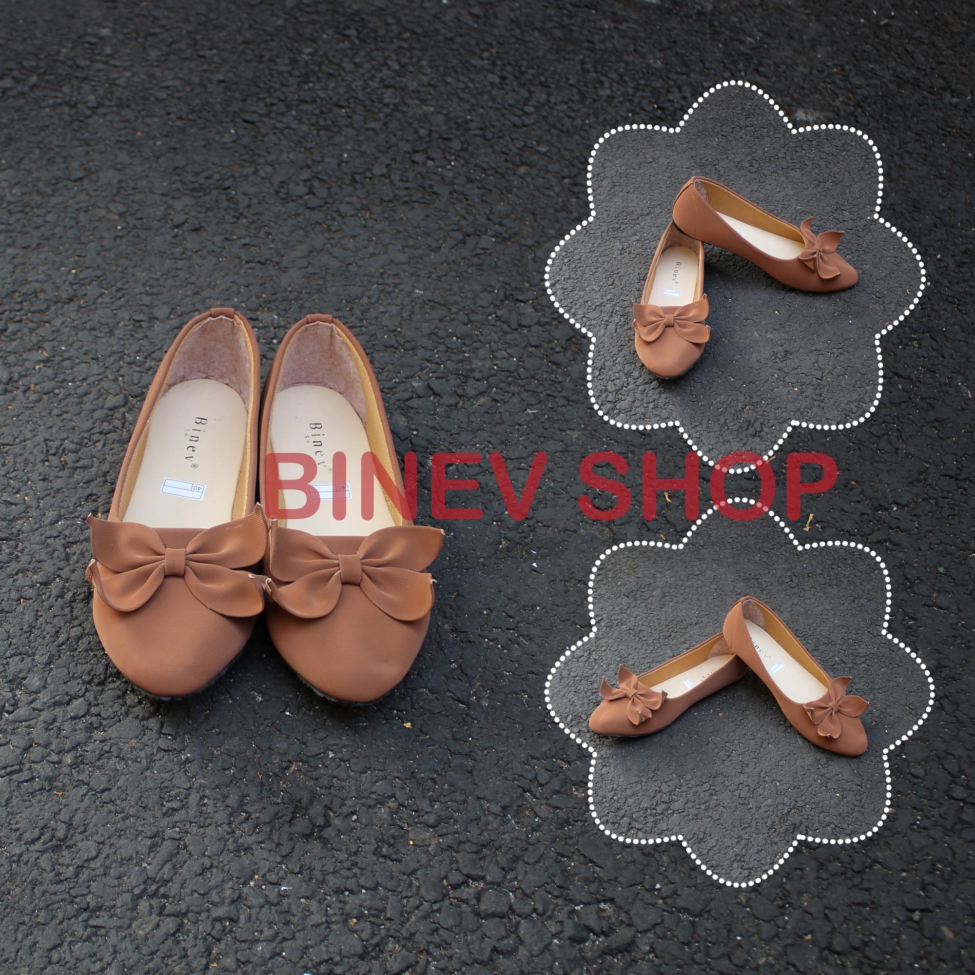 Binev Sepatu Slip On Wanita B-041 BUNGA01