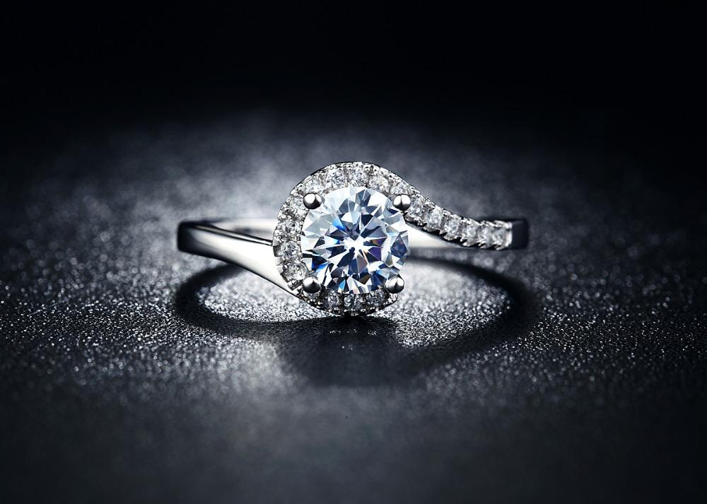 Cincin Berlian Imitasi Lapis Emas Putih Warna Silver Mewah