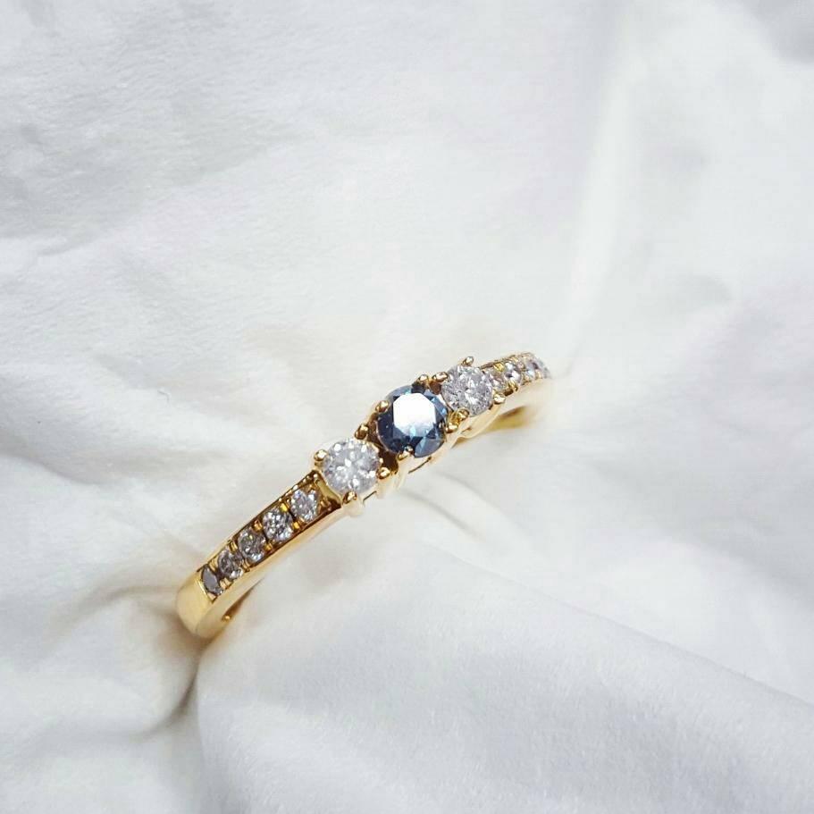 Cincin berlian biru dan berlian putih ikat Emas Kuning 75 %