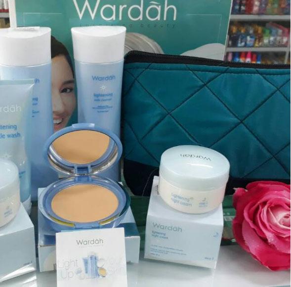 PAKET WARDAH LIGHTENING STEP 2 FREE POUCH ( Day Cream , Night Cream , Gentle Wash , Face Toner , Milk Cleanser , TWQ Light Feel )