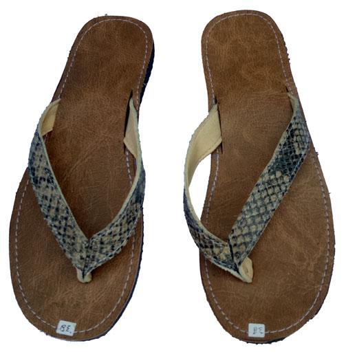 Quinn sandal jepit kulit wanita remaja warna krem hitam kombinasi motif ular