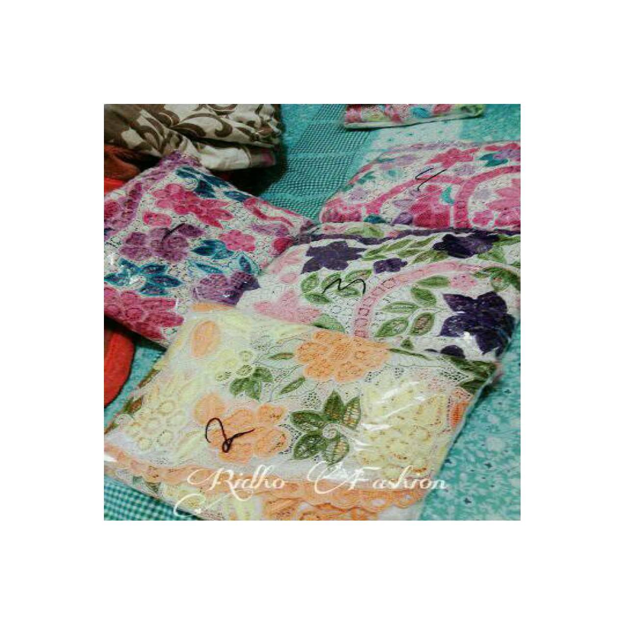 Mukenah Kerancang Sutra Khas Bukittinggi Banyak Varian Warna