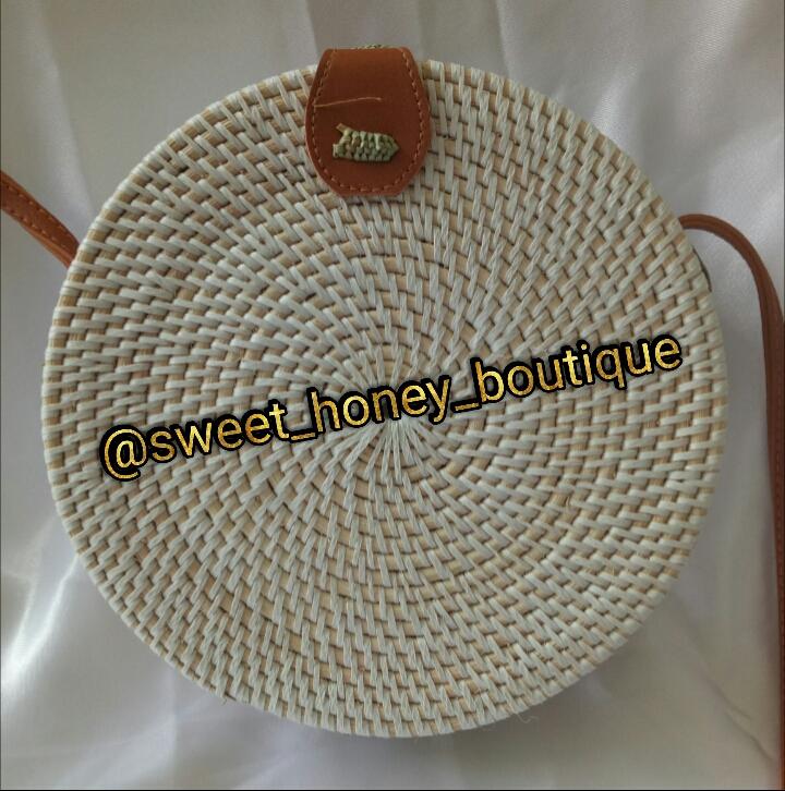 Tas Rotan Raisa Bali Bulat Etnik Warna Putih Bali Rattan Bag Raisa White Diameter 20cm Best Seller Product