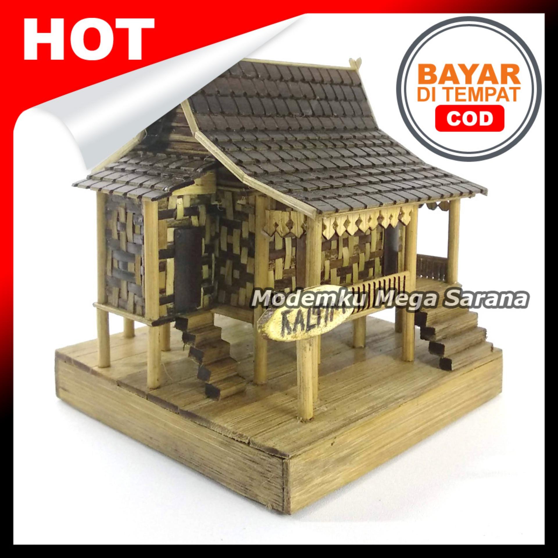 Miniatur Rumah Adat Lamin Kalimantan Timur dari bambu