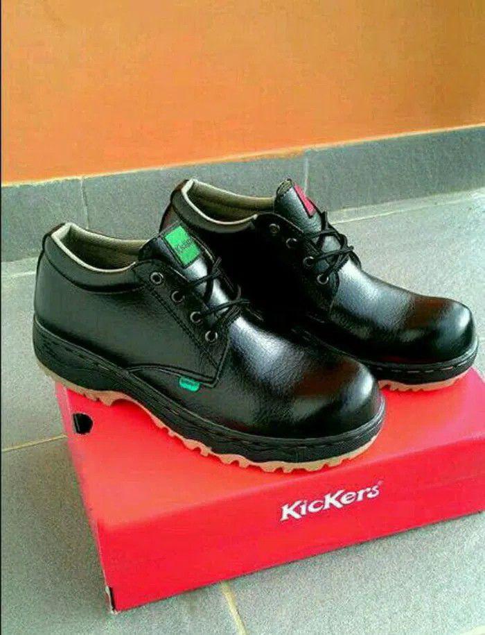 Sepatu safety kickers