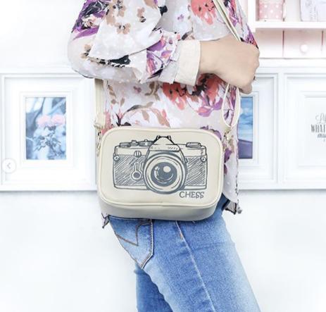 Tas Vicria – Tas Brended-Tas wanita-Dompet Wanita-Tas Fashion-Tas Selempang-Tas Bahu-Tas Ransel-Tas Kerja-Tas Kuliah-Tas Sekolah-Totebag-Tas Miniso-Tas MJ-Handmade-Tas Murah-Tas berkualitas-Slingbag(1 kg muat 3 barang ) - slingbag cream gambar