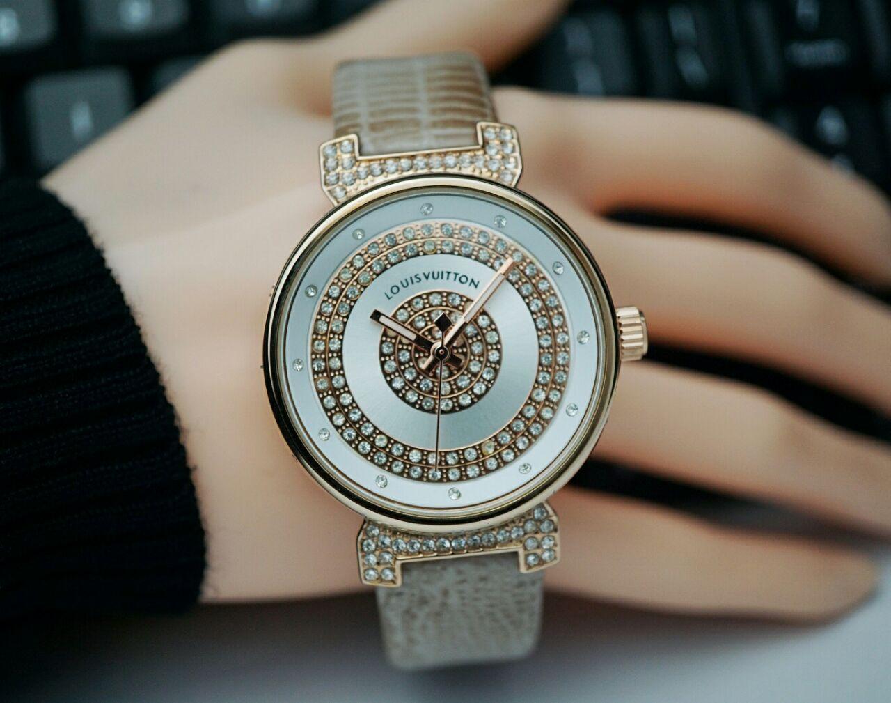 Jam Tangan Louis Vuitton Elizabeth Premium - Limited Edition Elegan Mewah Series-Pria Wanita Formal Kasual Terbaru-Women Men Trendy Watch-Leather Premium Strap-Kulit Stainless Kekinian Sporty Fashionable Free 2 Sony Battery & Exclusives Autenthic Box