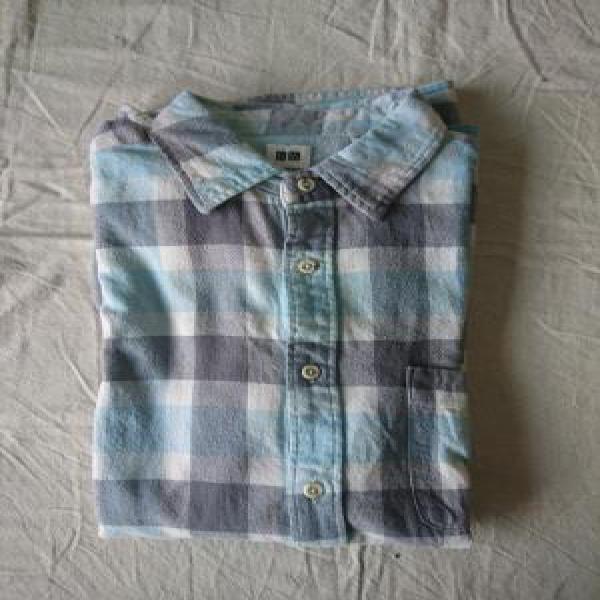flannel uniqlo putih abu cyan