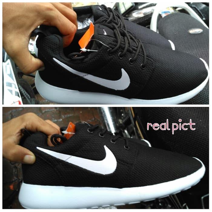 Sepatu Nike Roshe Run For Men - Black/White - TmSL74