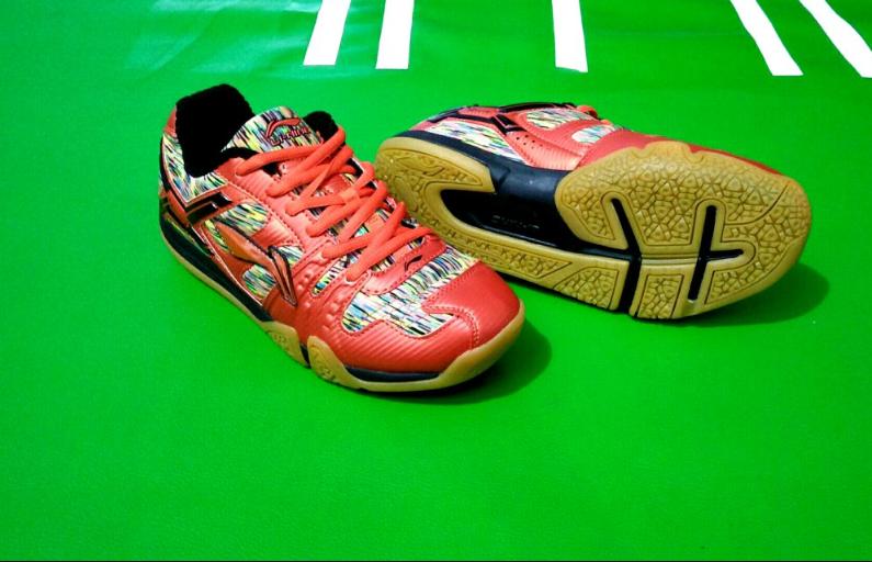 Sepatu Olahraga Badminton Bulutangkis Lining Bukan Sepatu Futsal