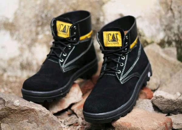 DOZN Sepatu boots caterpillar - caterpilar safety boots Hitam