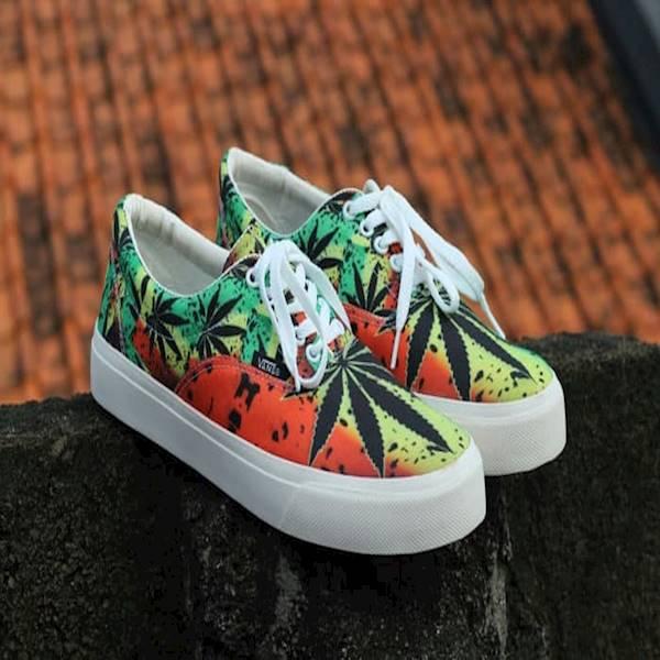 Sepatu casual motif Rasta