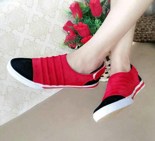 Sepatu wanita sneakers/Sepatu wanita flat/Sepatu wanita wedges/Sepatu wanita heels/Sepatu wanita murah/Sepatu wanita kickers/Sepatu wanita import/Sepatu wanita high heels/Sepatu wanita putih GROSIR SNEAKER RED STRAPE