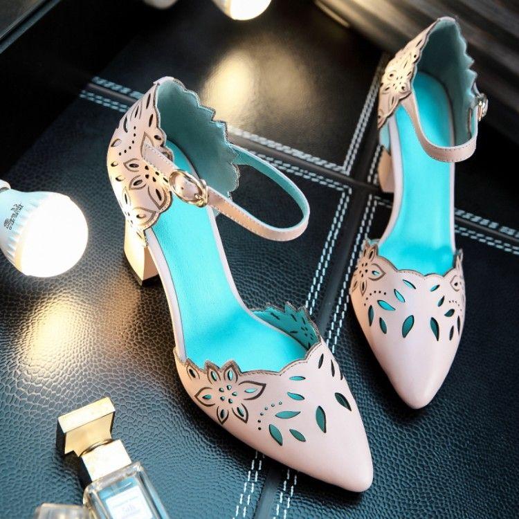 Sandal Musim Panas Sepatu Wanita Kulit Musim Panas Berongga Ukiran (Hitam)