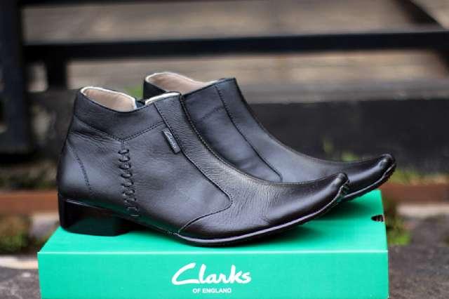 Sepatu Pantofel Pria Kulit Asli Clarks High Zipper Formal Kerja Kantoran Slop Casual - Free Kaos Kaki