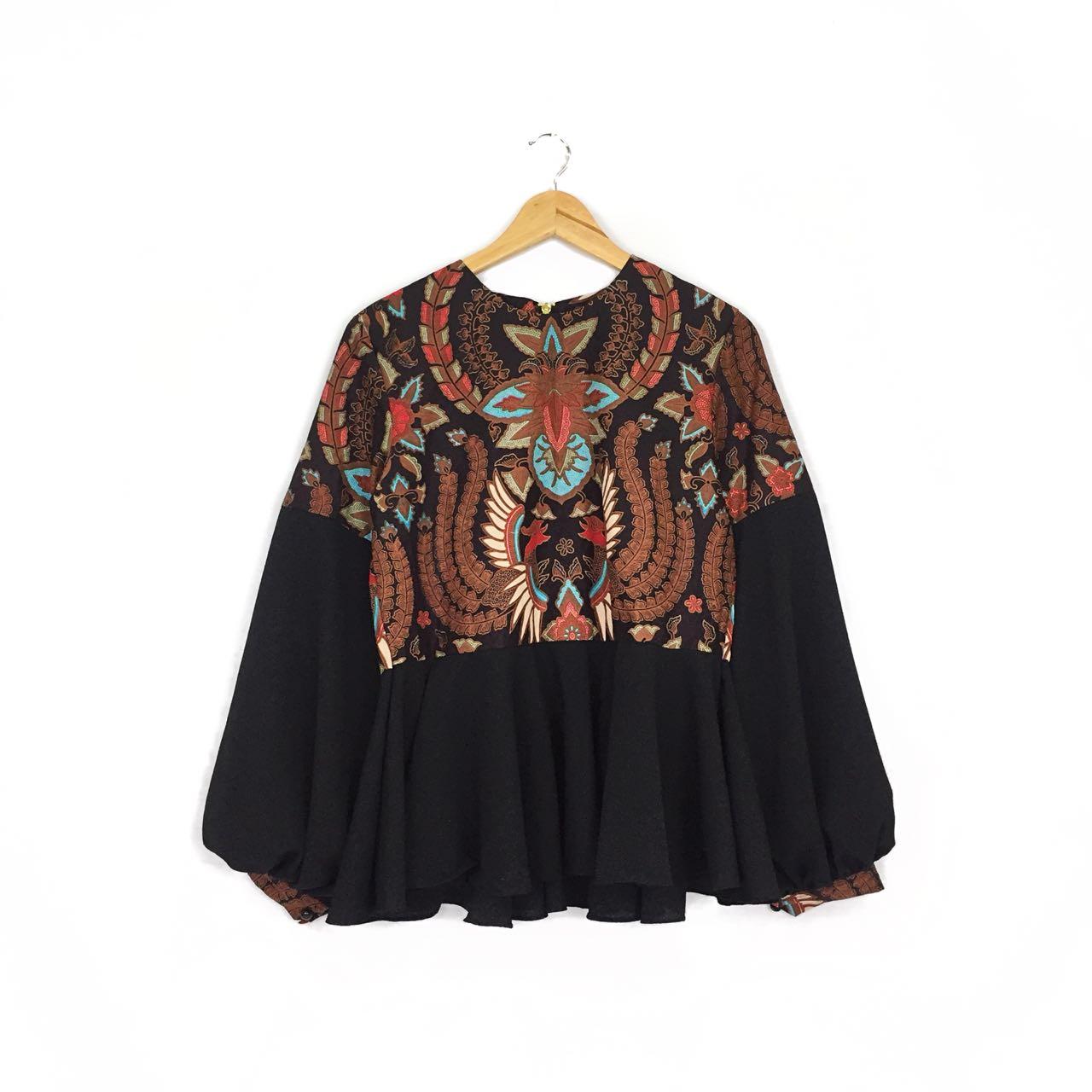 Batik Amanda Raisa Blouse lengan panjang dengan kombinasi kain bubble, model lonceng di bagian lengan.