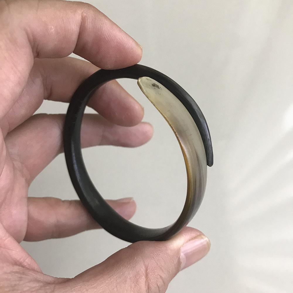 Gelang Tanduk Sapi / Gelang Tanduk Kerbau ASLI 100% Ukuran KECIL (Diameter 5,6 - 5,8 cm) ASLI 100% - Gelang Tanduk Anak Cowok / Gelang Tanduk Pria Untuk Therapy Kesehatan / Gelang Terapi Kesehatan / Gelang Cacing Untuk Cowok / Gelang Ular Laki Laki