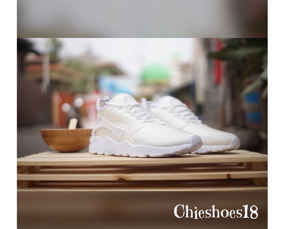 Sepatu Sneakers Nike Huarache Warna Putih