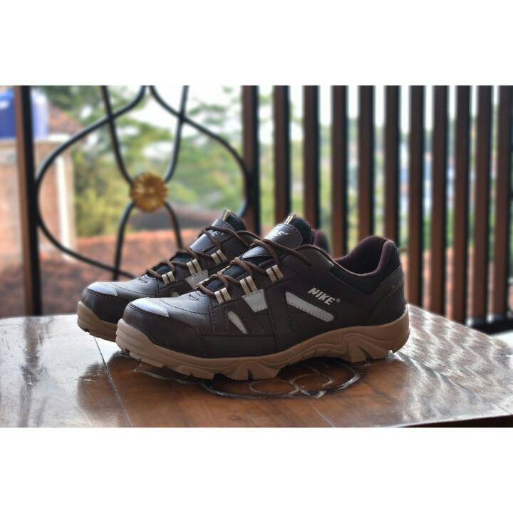sepatu nike low boots sol delta warna coklat dan hitam bagus buat touring ke gunung untuk pria
