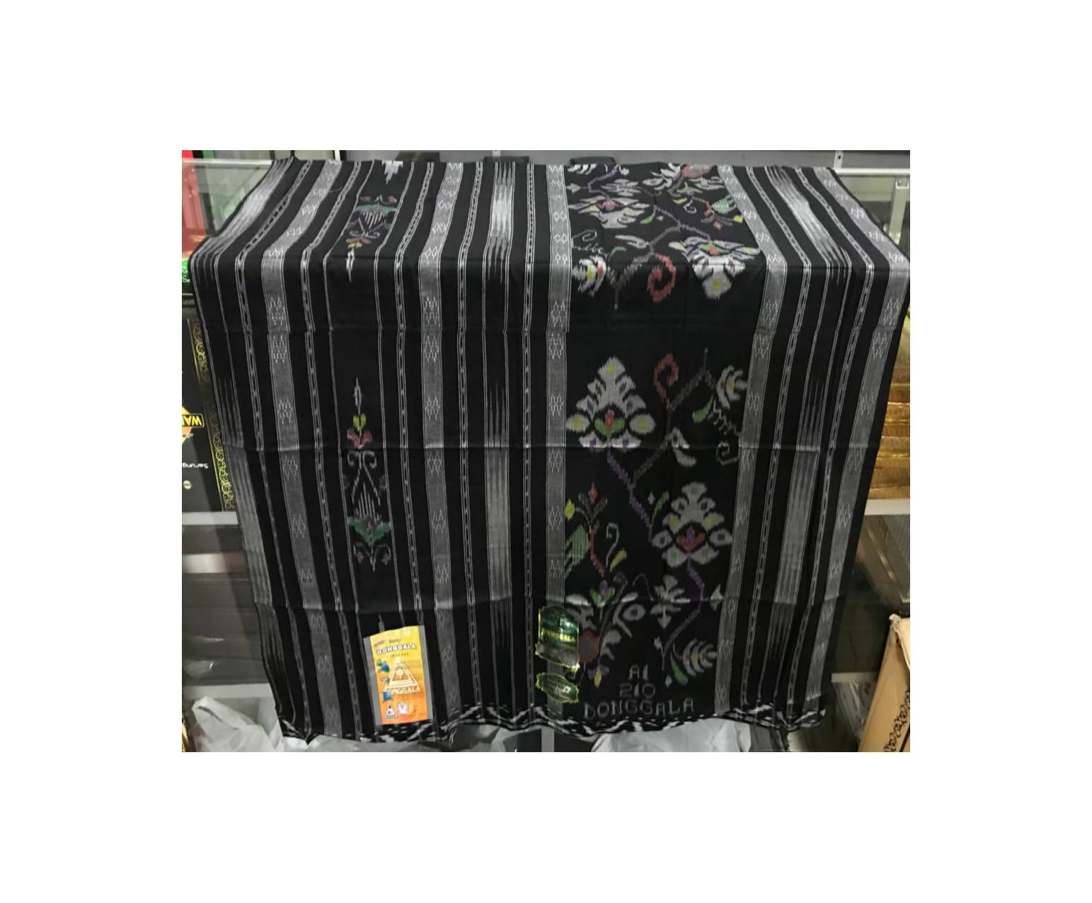 sarung donggala dan lamiri