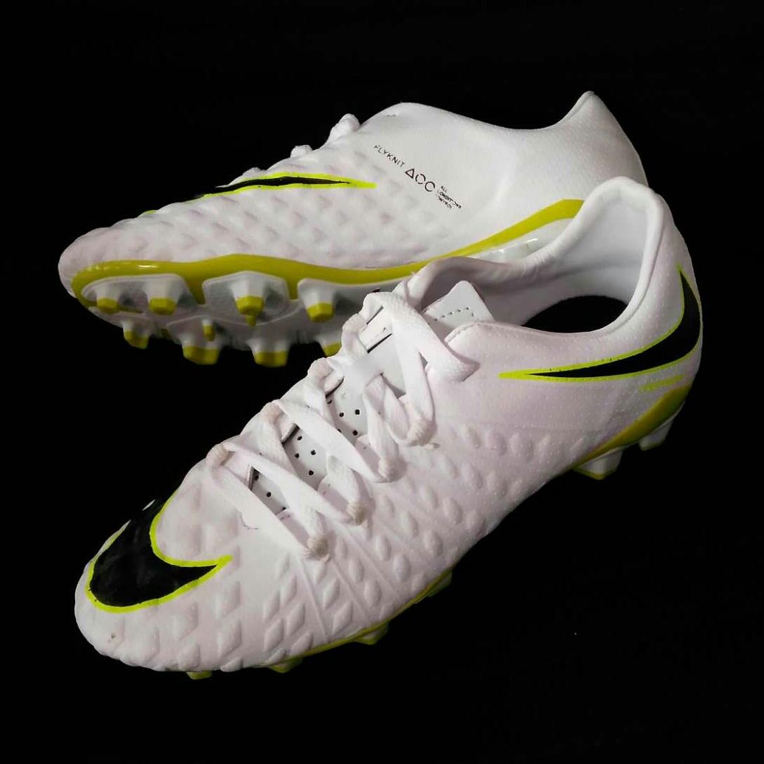 Sepatu bola Hypervenom putih