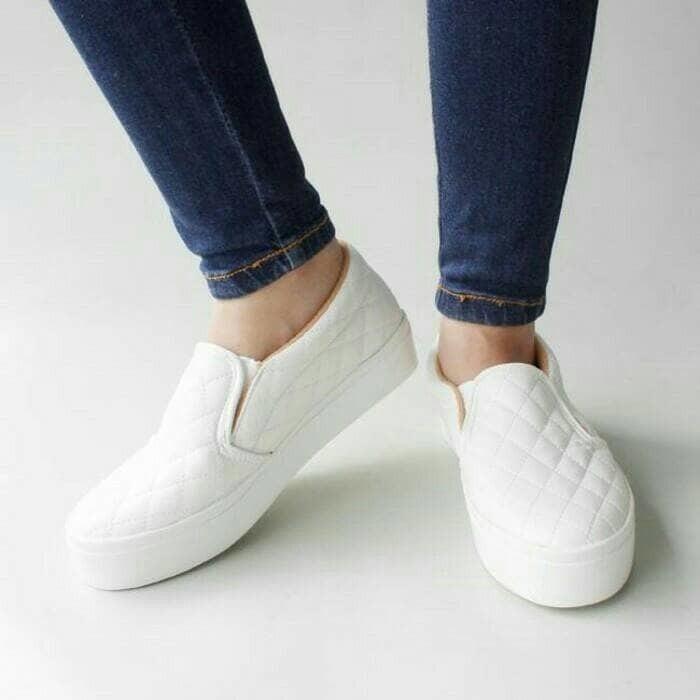 SLIP ON CASUAL BLEZ CHANEL KOTAK