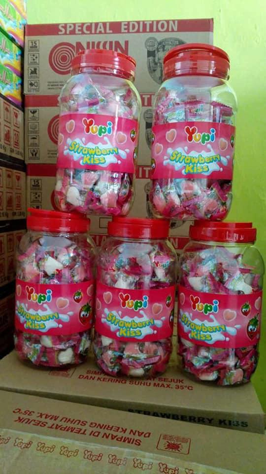Nour Cookies Permen Yupi - Yupi Strawberry Kiss / Permen Rasa Strawberry / Permen Yupi Toples / Aneka Snack Harga Murah / Lebih Enak / Lebih Sehat / Disuka Anak / Lebih Lunak / Cocok Untuk Cemilan / Cocok Untuk Ole-oleh / Cocok Untuk Lebaran