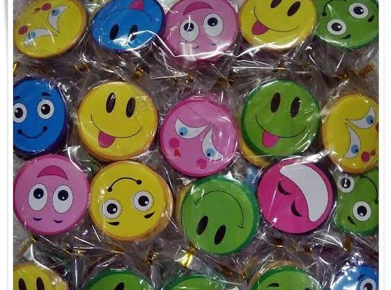 Souvenir Pernikahan Gantungan Kunci Pin Emoticon Kemas Plastik Isi 100 Pcs