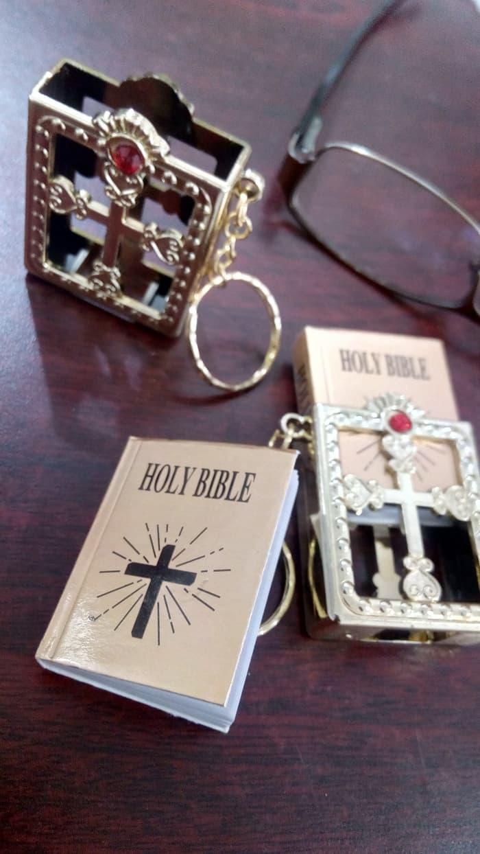 Costum Pesta Acessories Gantungan Kunci Alkitab Mini Gold Holy Bible