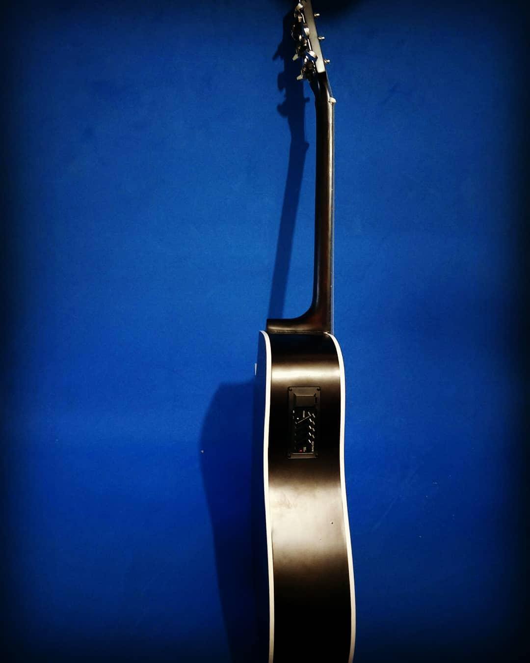 gitar akustik
