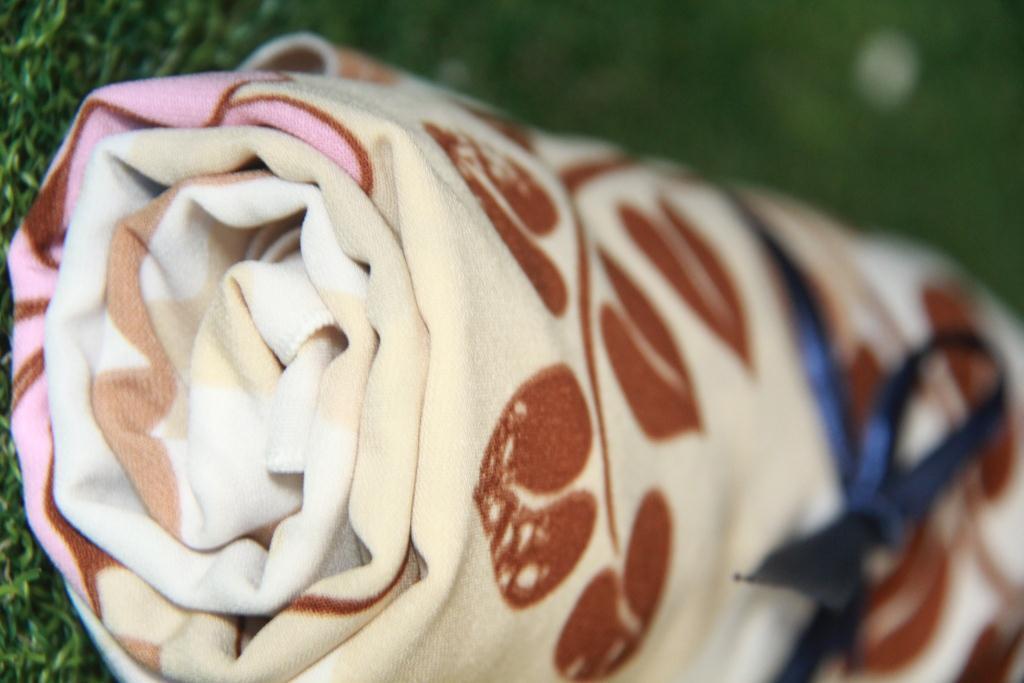 hijab segiemat elegant motif manis warna krem bahan wolfis premium untuk ramadhan dan lebaran