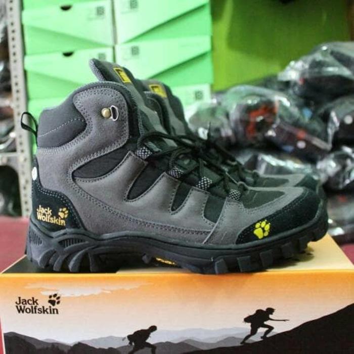 JACK WOLFSKIN SIZE 39-43 TRACKING SHOES