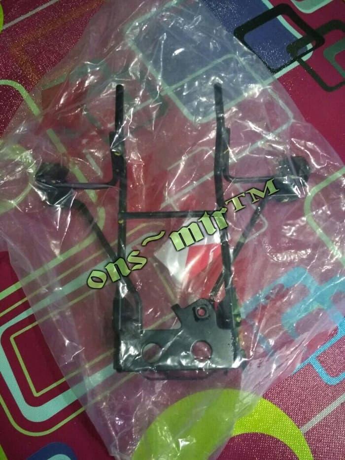 Aksesoris motor nmax/Aksesoris motor vario 150/Aksesoris motor beat/Aksesoris motor vario 125/Aksesoris motor yamaha nmax/Aksesoris motor vixion dudukan batok lampu satria fu new tahun 2014-2016