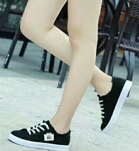 SEPATU OLAHRAGA HITAM JEANS LEVIS WANITA CEWEK CEWE SEKOLAH SPORT SNEAKERS KETS LARI AA823