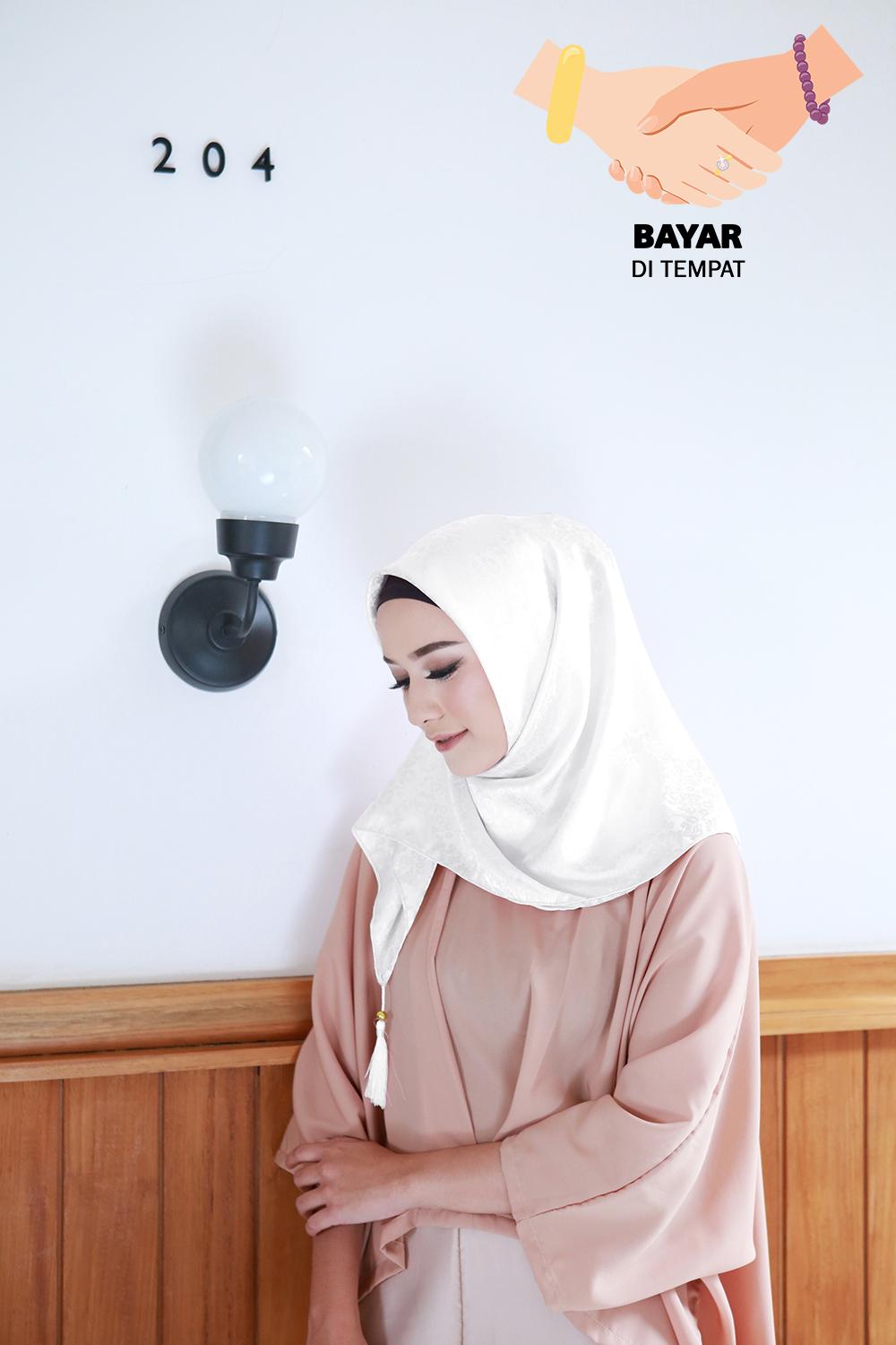 Hijab Jilbab Kerudung Segi Empat Jacquard Silk - Off White