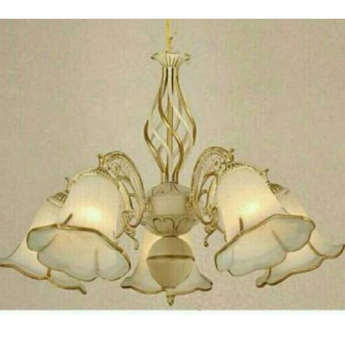 Lampu gantung dekorasi ruang tamu