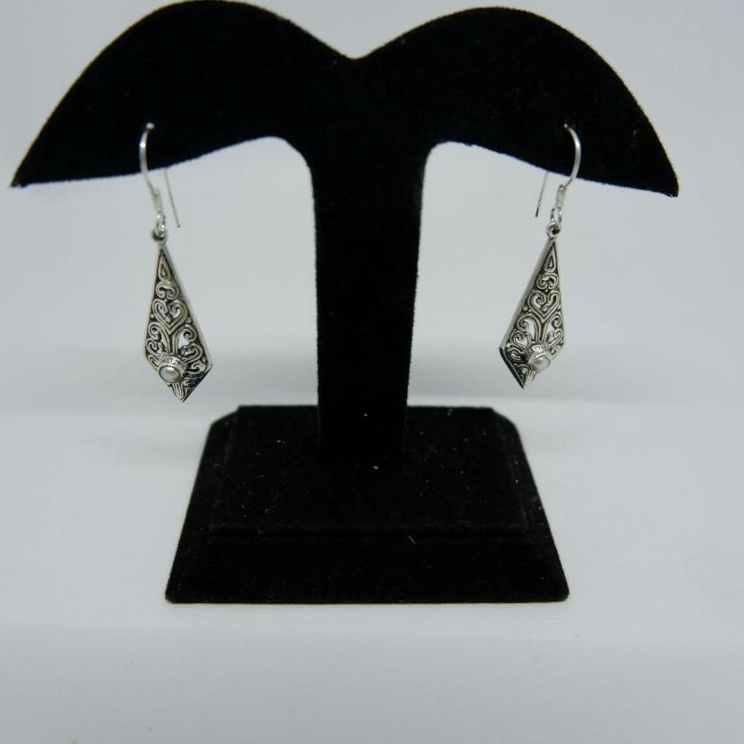 Anting - Anting Perak Ukir Khas Bali Batu Mutiara