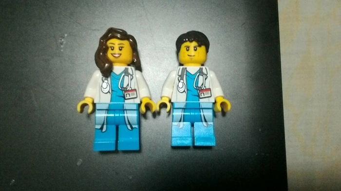 Lego minifigure dokter dengan jas lab panjang dari set The Heli Rescue