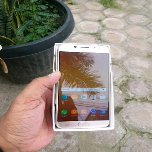 samsung J7 pro 2017 gold like new