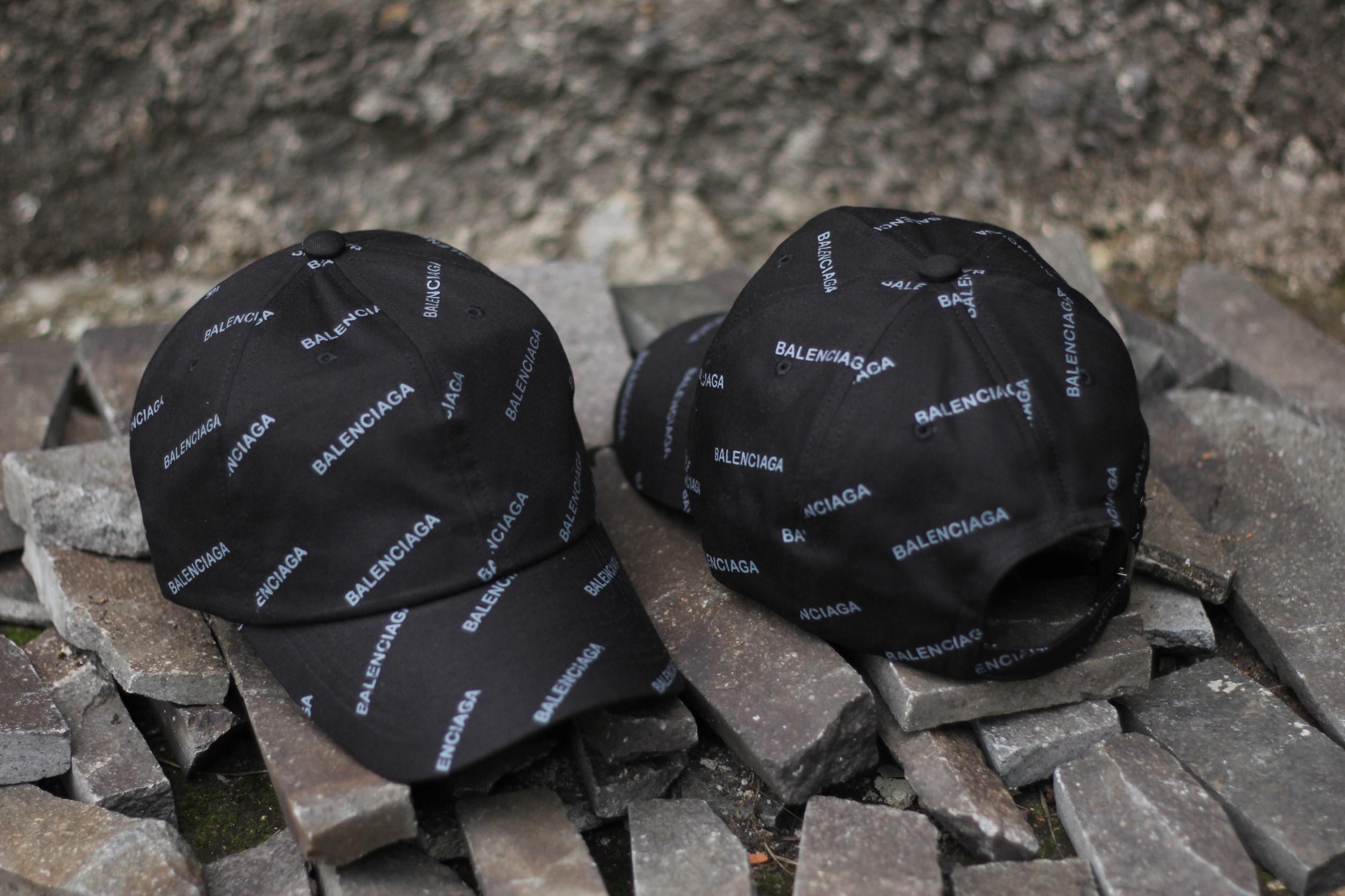 Topi Balenciaga Font Full Print