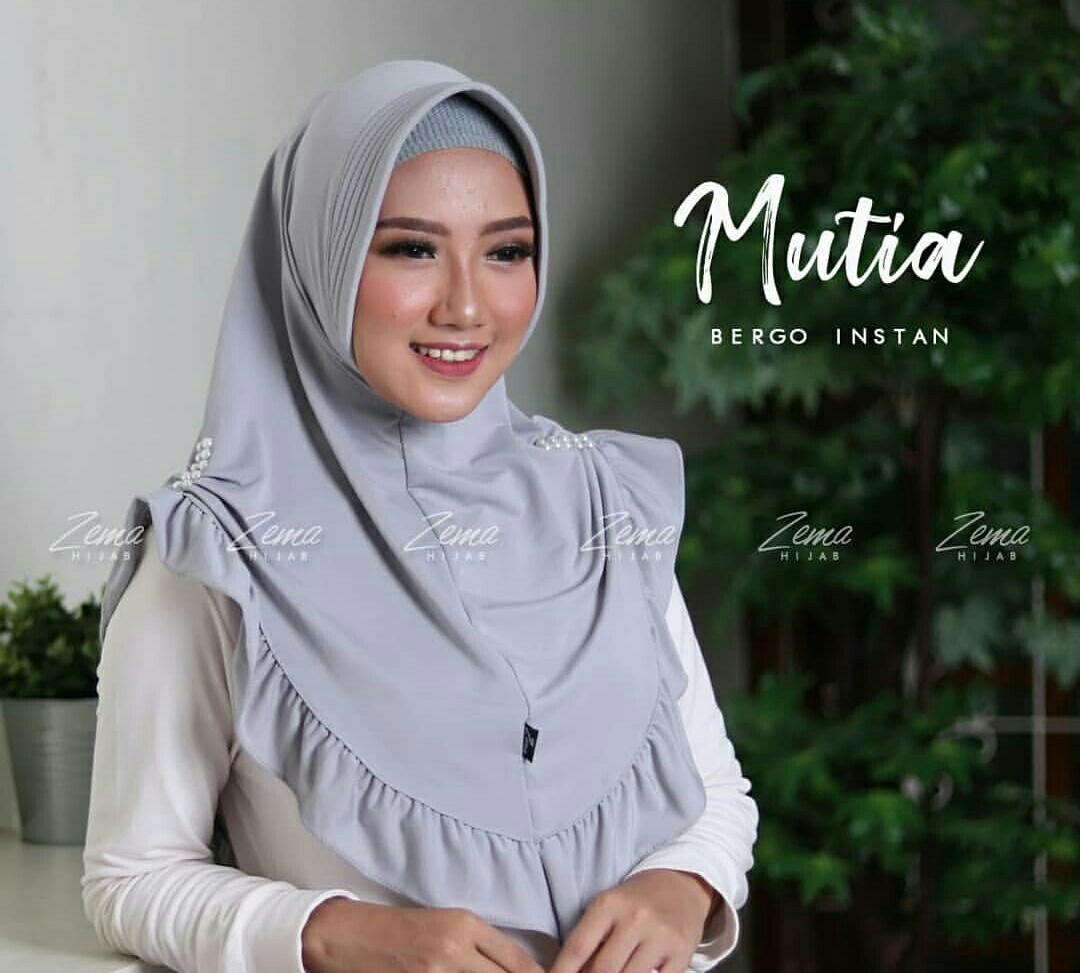 Rp 55.000. Bergo Mutiara Instan Mutia Abu Motif Kerudung Pinguin Jilbab Khimar Promo OotdIDR55000